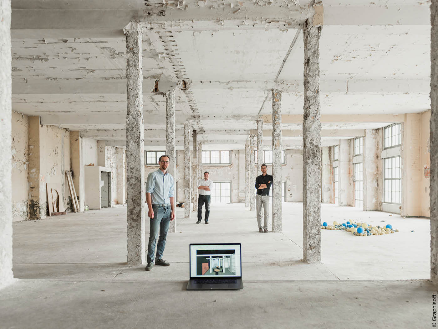 Architekten stehen in der Halle