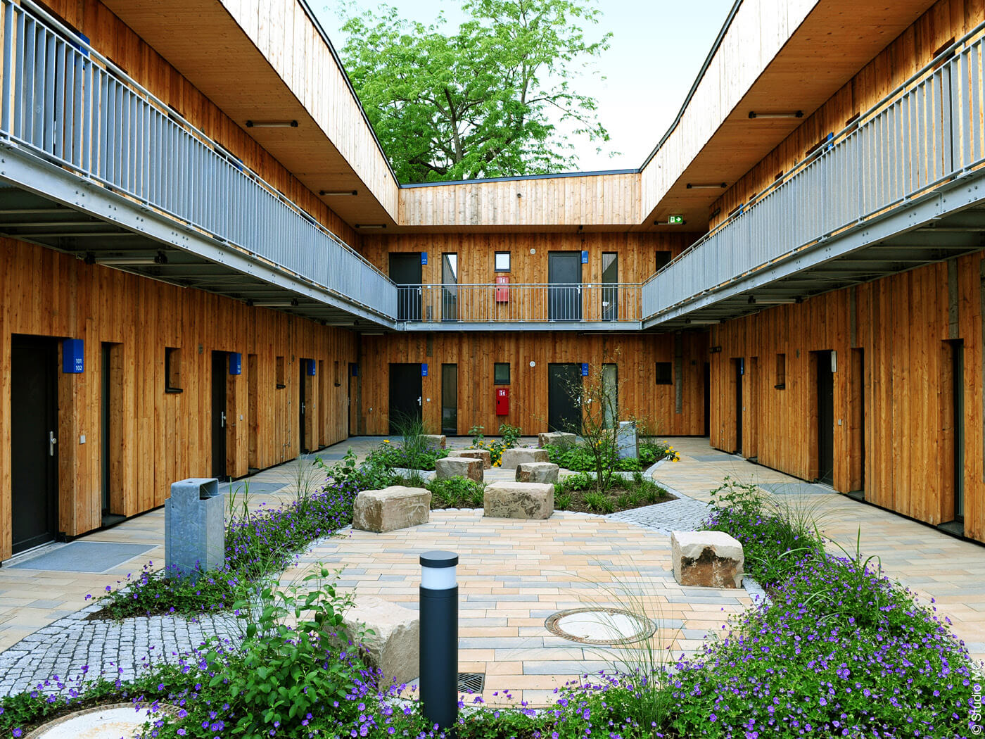 Innenhof mit Holzfassade