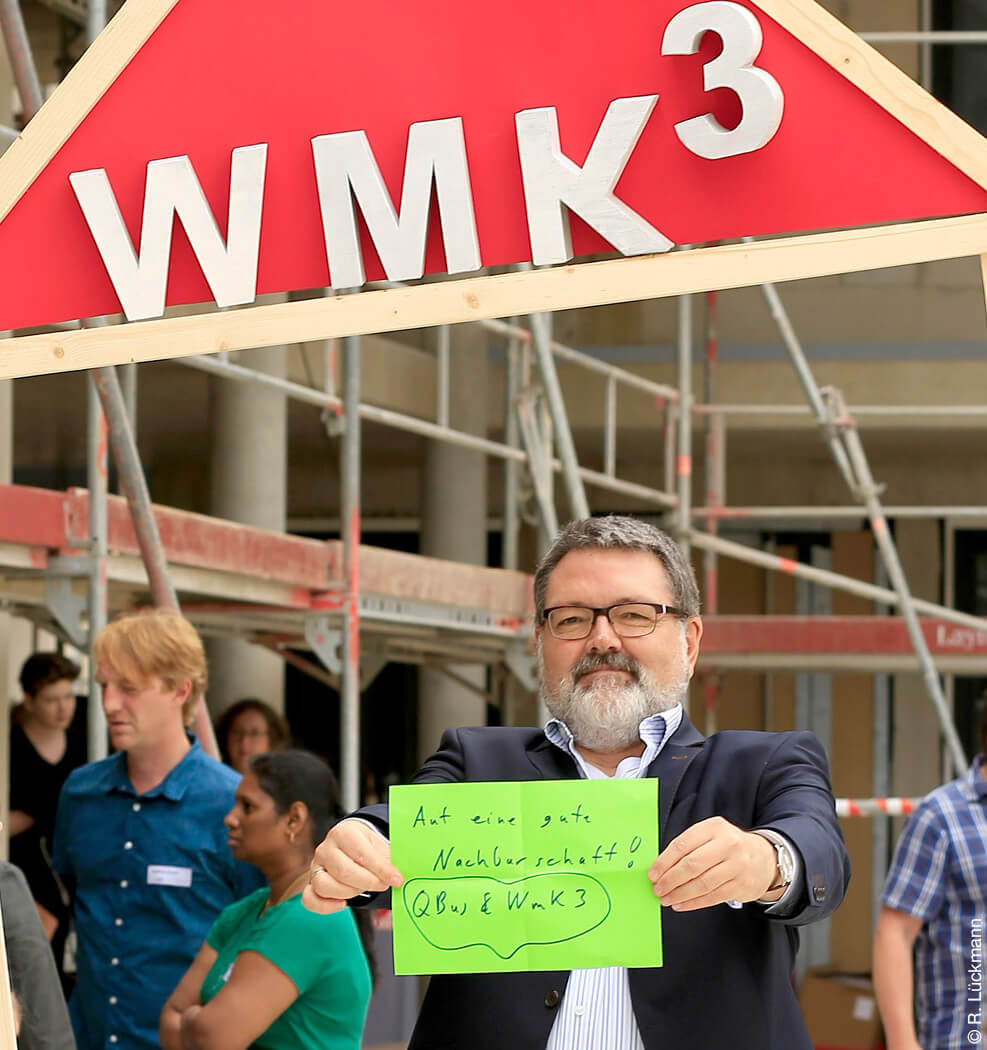 Mann steht vor wmk3 Schild