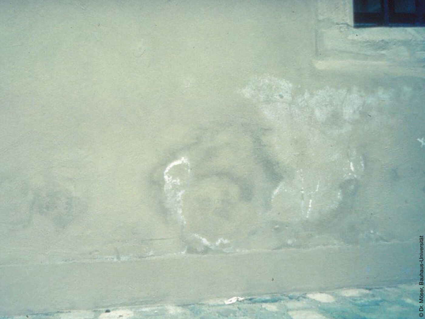 Salzausblühungen auf weißer Wand