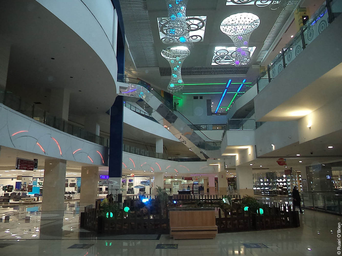 Lichter und Lampen in einer Shopping-Mall
