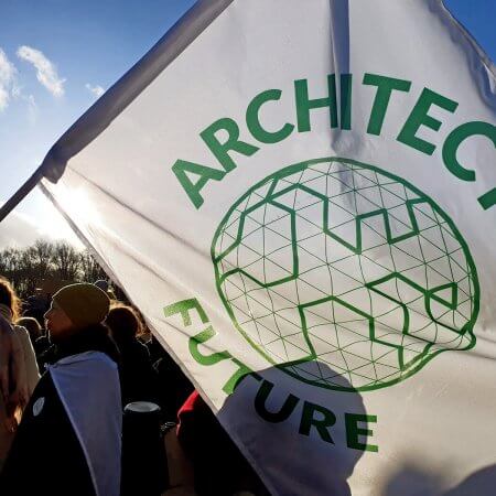 Demonstranten mit Flagge von Architects for future