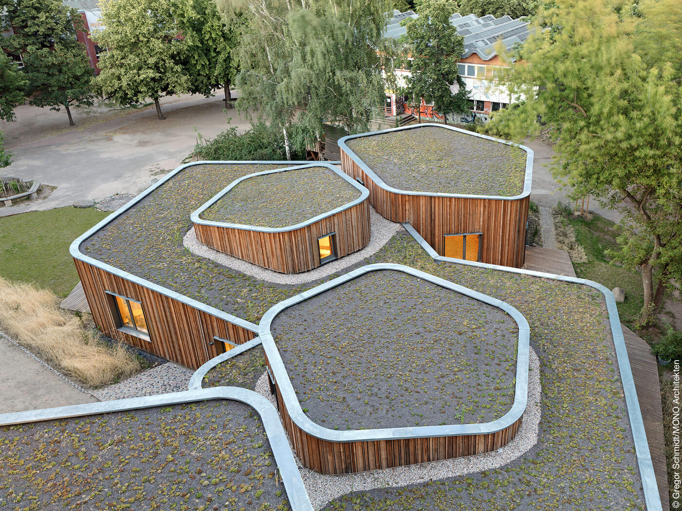 Dach des nachhaltig gebauten Horts
