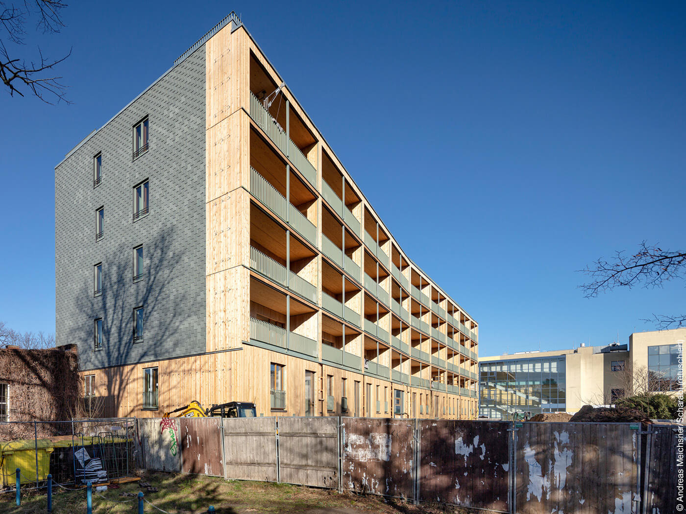 Holzbau mit Balkonen