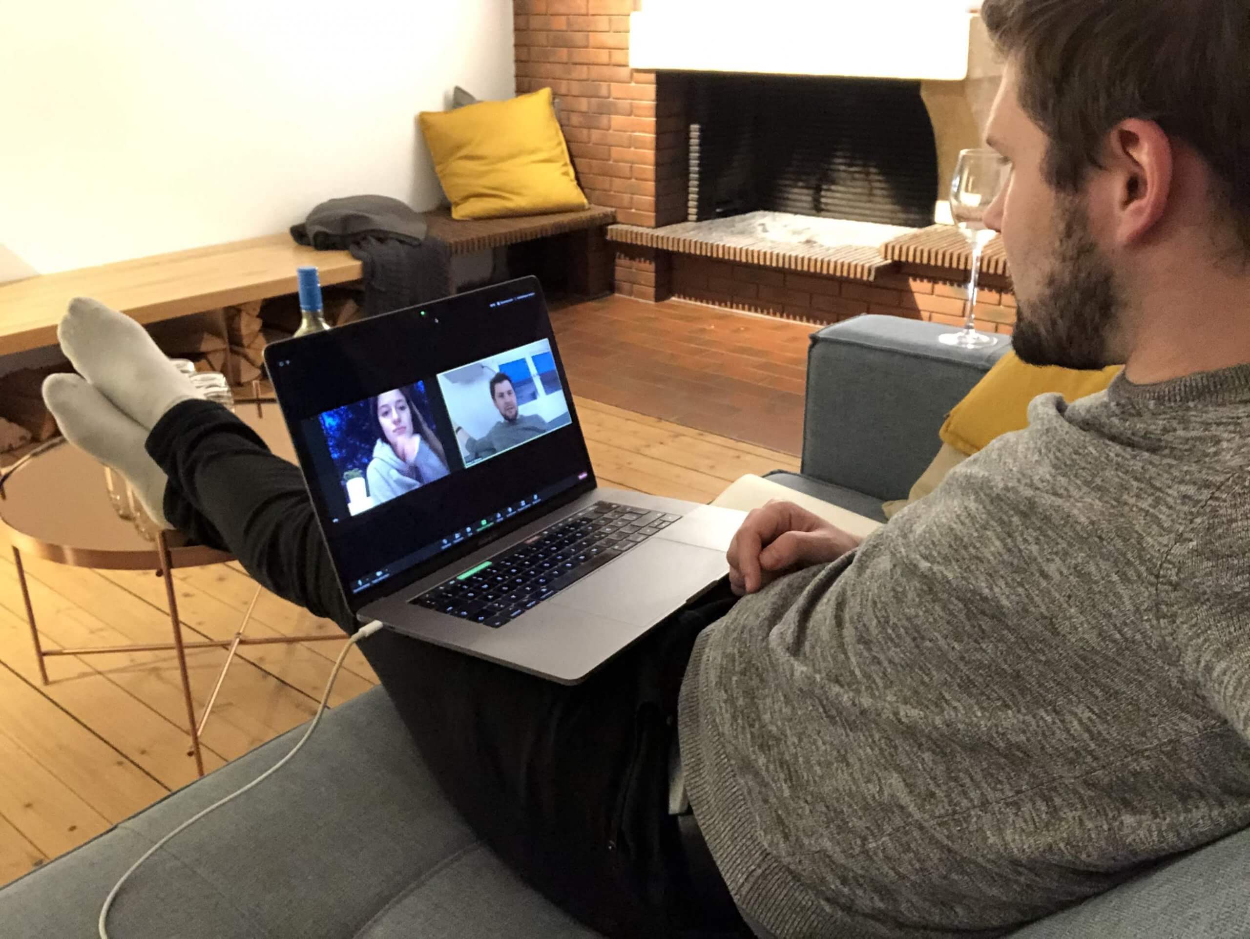 Plausch am Computer mit der Kommilitonin im Ausland