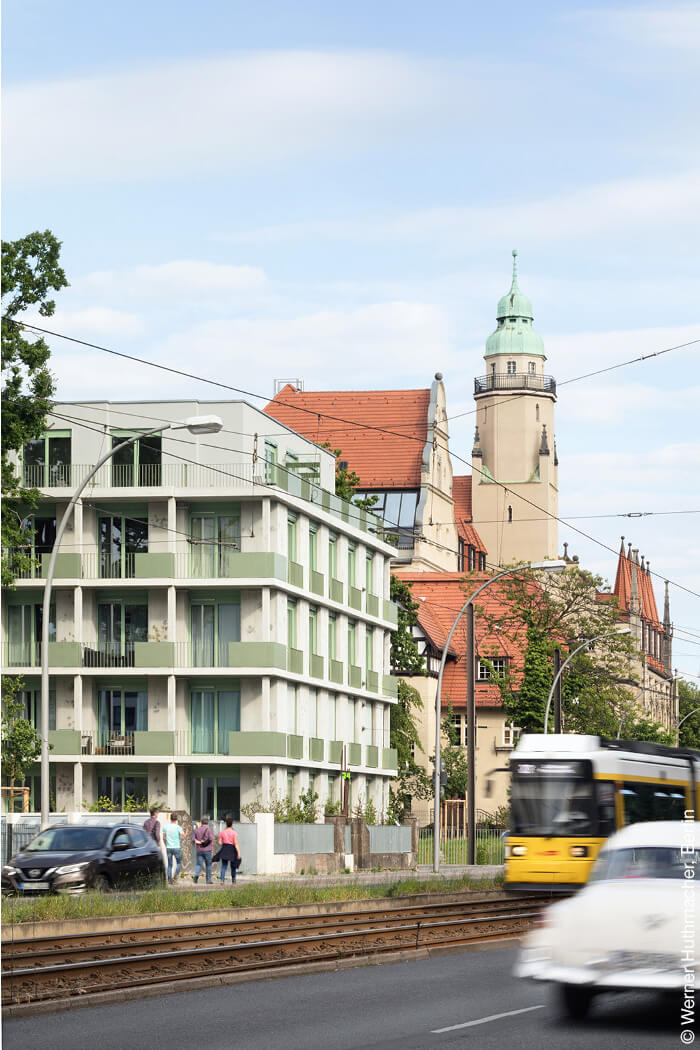 Wohnungsgebäude mit hellgrüner Fassade