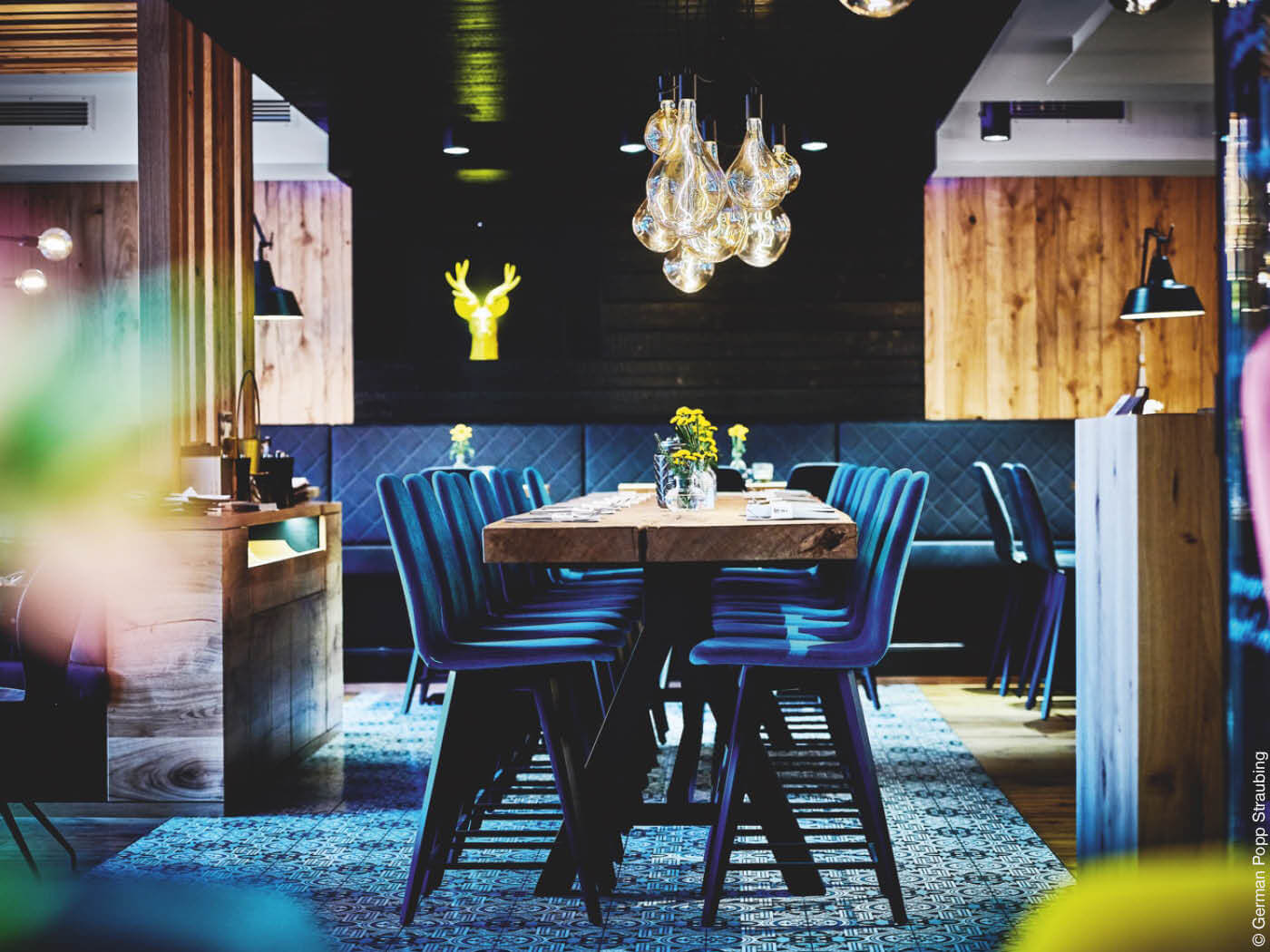 Restaurant mit blauen Sitzgelegenheiten und Holzwänden