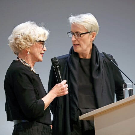 Barbara Ettinger-Brinckmann und Anne Katrin Bohle vor Rednerpult auf dem DAT 2019