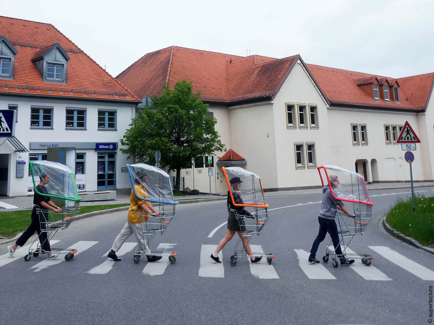 corona-sichere Einkaufswagen mit Schutzplane