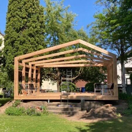 Holzpavillon in einem Garten