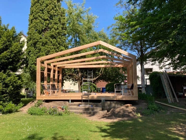 Holzpavillon in einem Garten