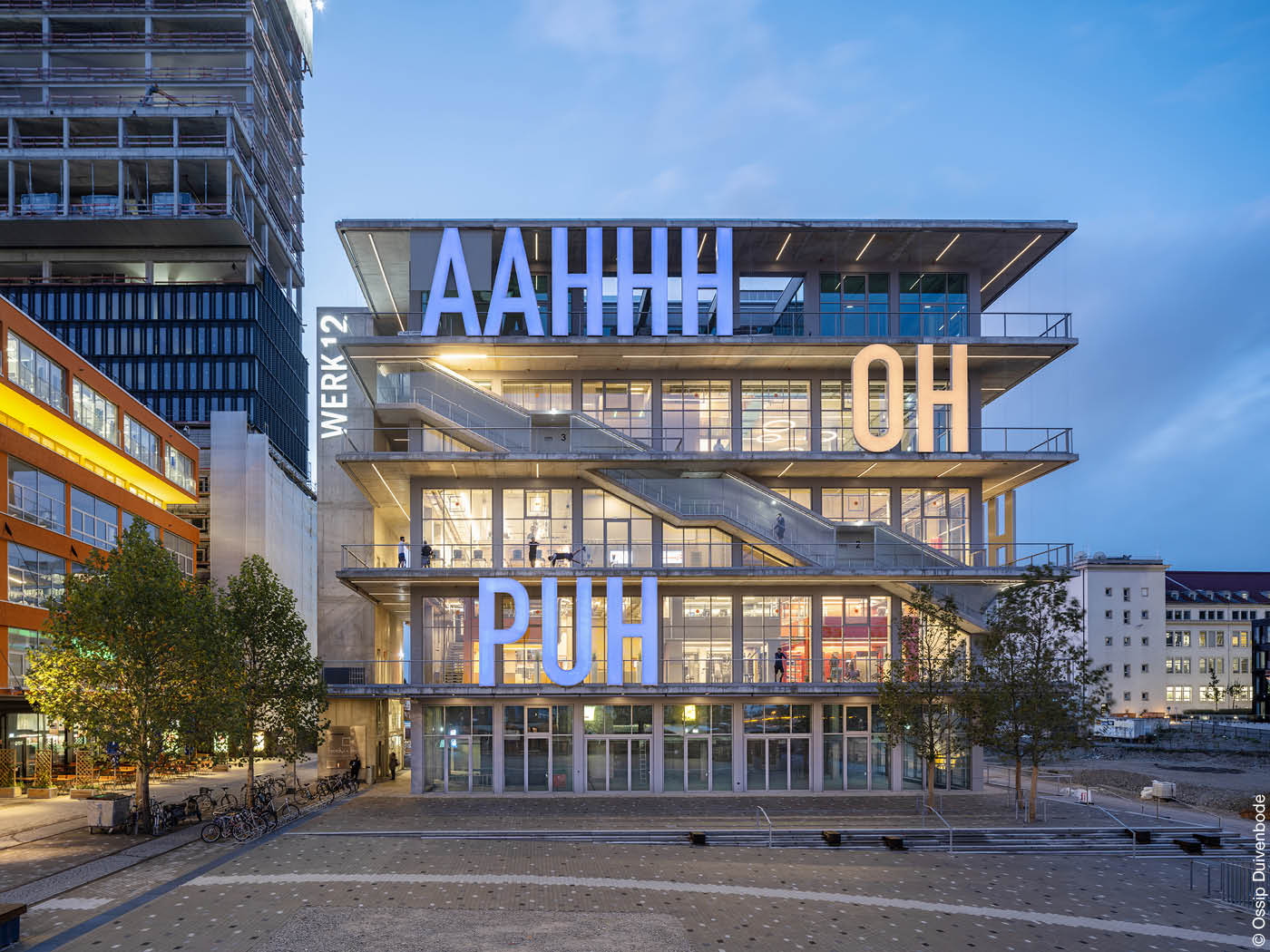 Gebäude mit Schriftzügen , Treppen und Terrassen