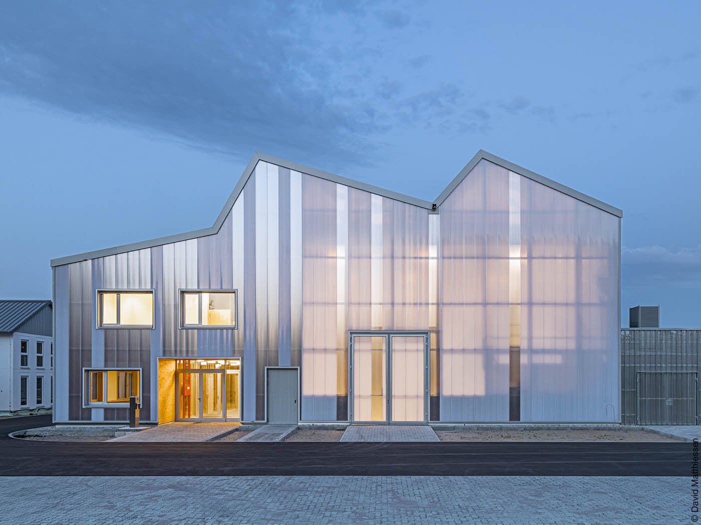 KIT Energy Lab mit lichtdurchschimmernder Fassade