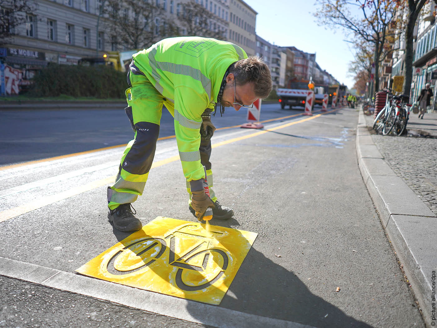 Mann markiert Fahrradweg