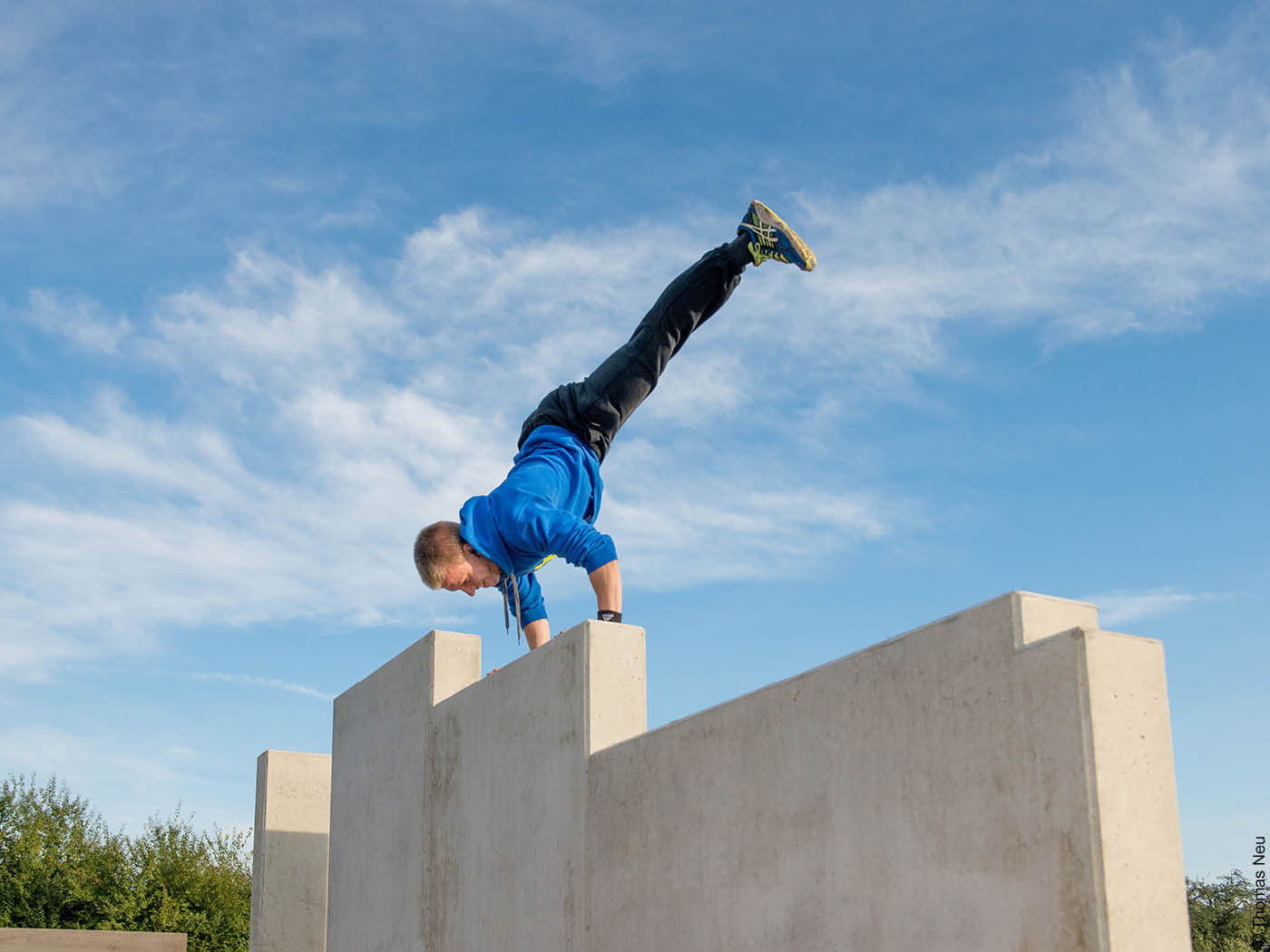 Mann turnt auf einer Mauer