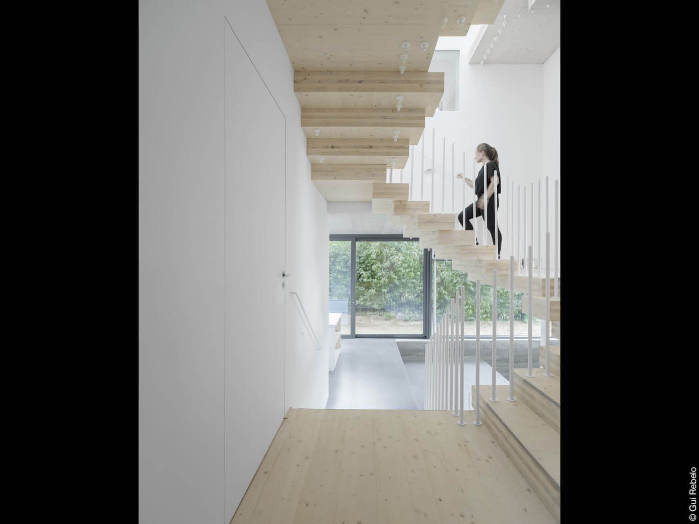 offene Holztreppe in weißem Innenraum