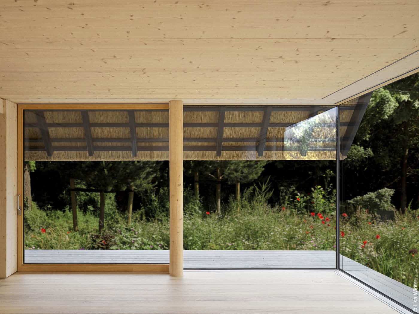 Innenraum mit Glaswänden und Holzdecke