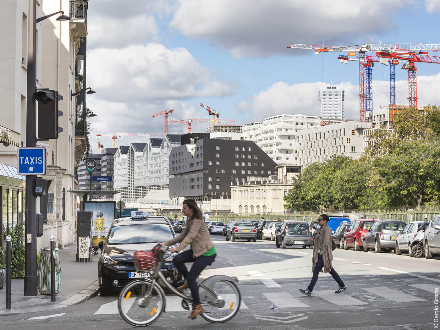 Fahrradfaherin in Paris