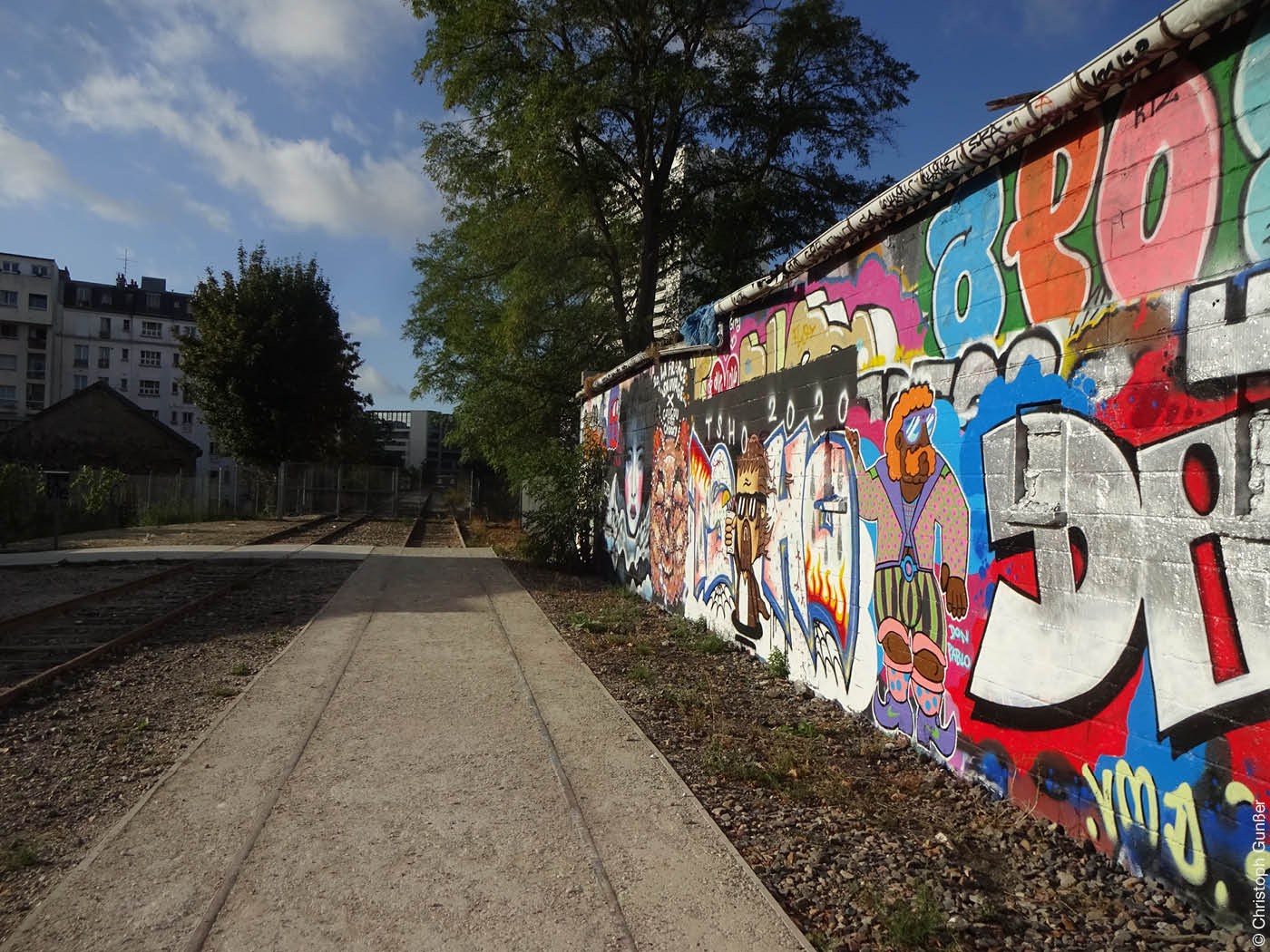 stillgelegte Bahnstrecke und Graffitis