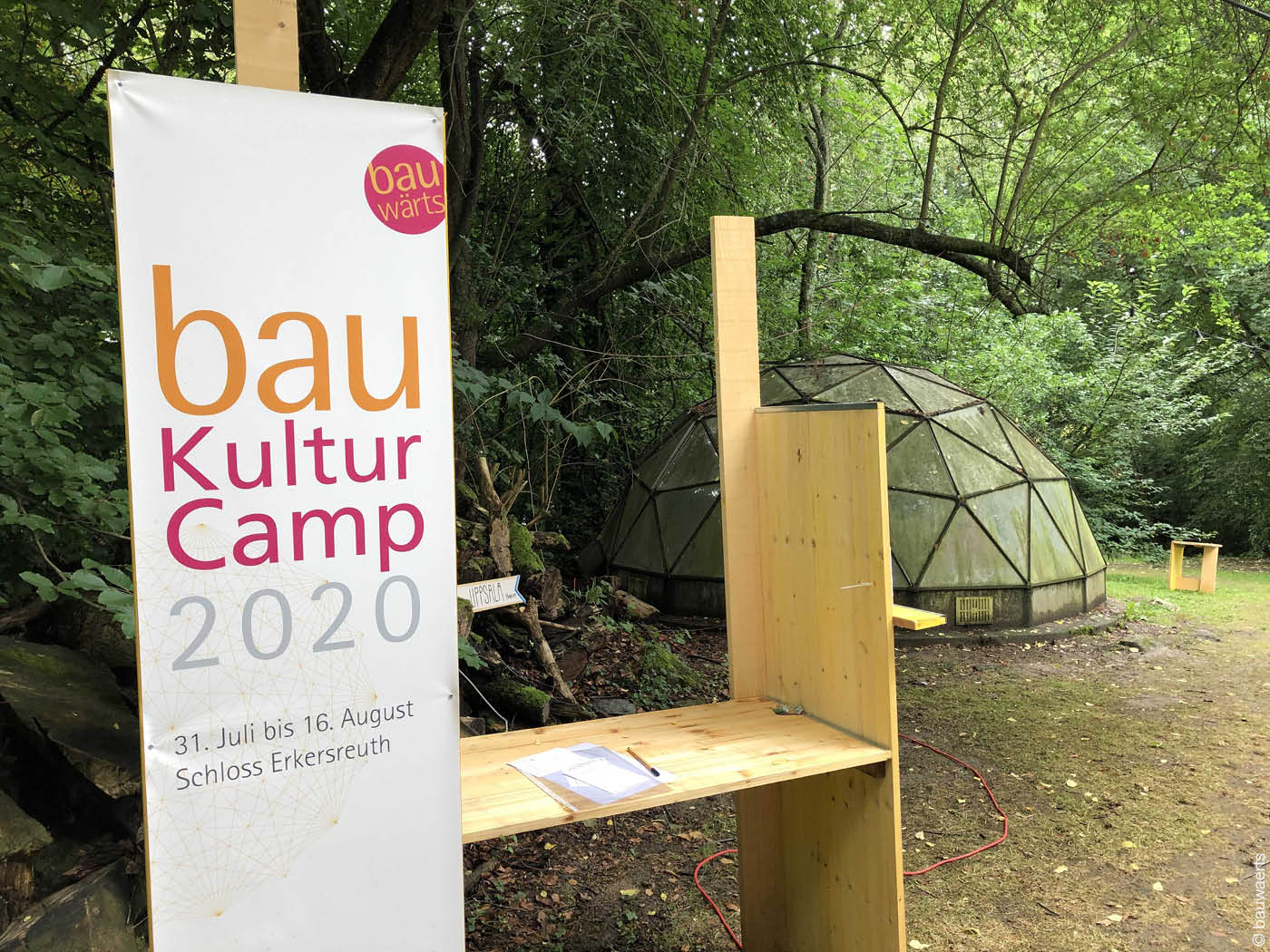 Schild Baukulturcamp in Park