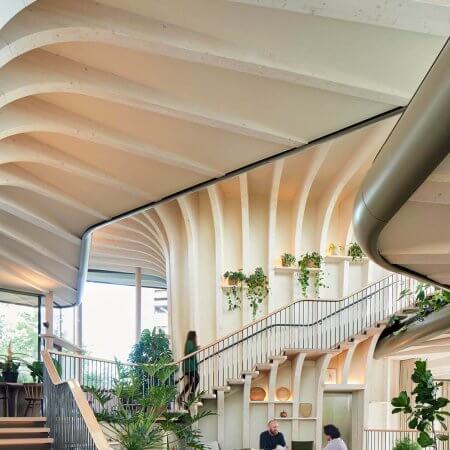 Innenraum mit Holzdecke und Treppe