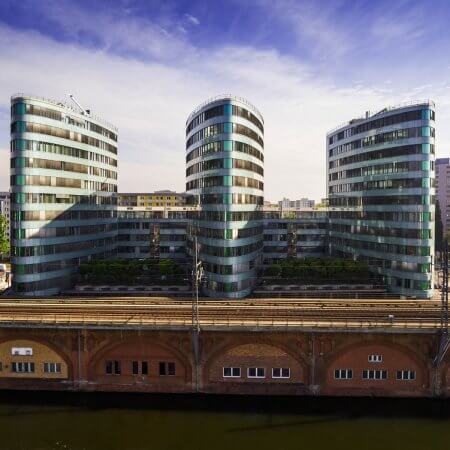 Bürogebäude an der Spree