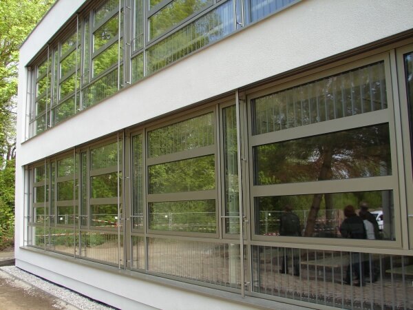 Glasfassade einer Schule