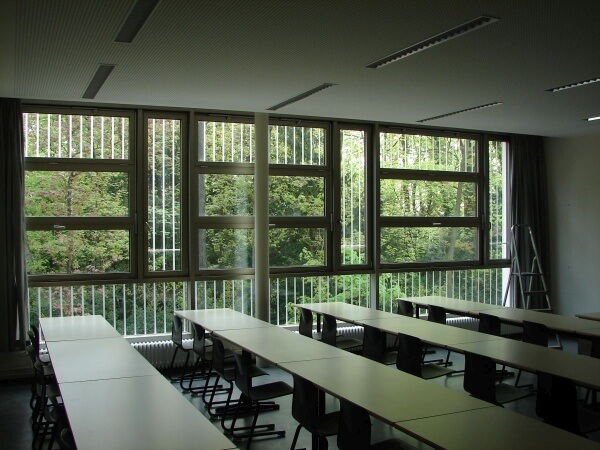 Klassenzimmer mit Glasfassade