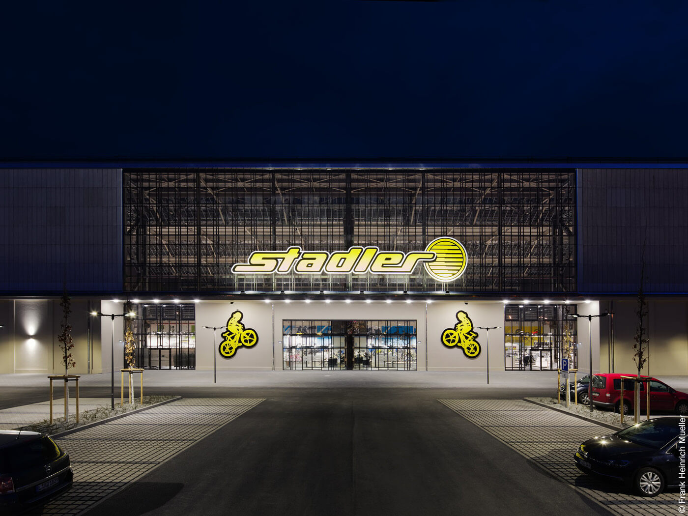 Stadler Logo an Gebäude