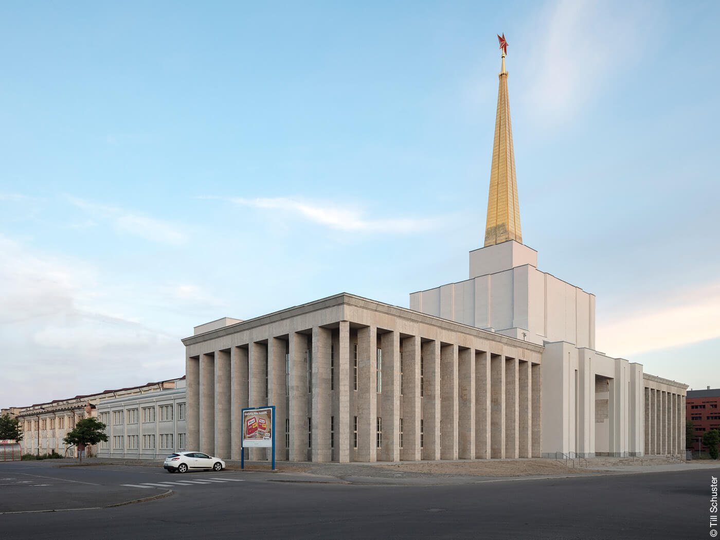 Messehalle 12 Gebäude mit Turm