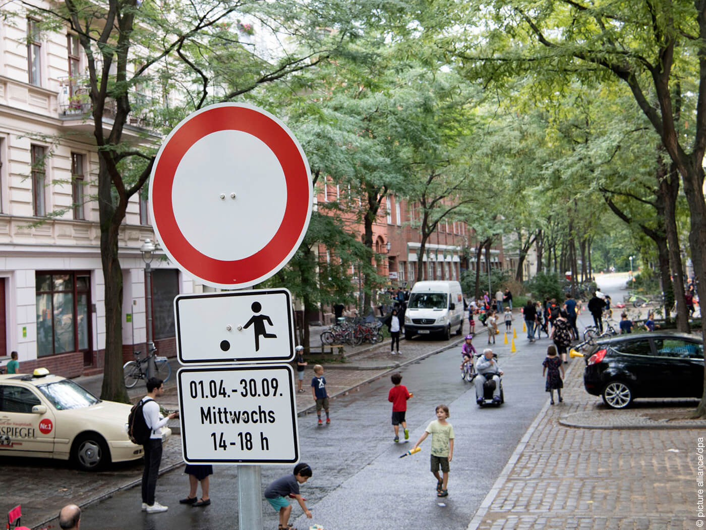 Kinder spielen auf Spielstraße