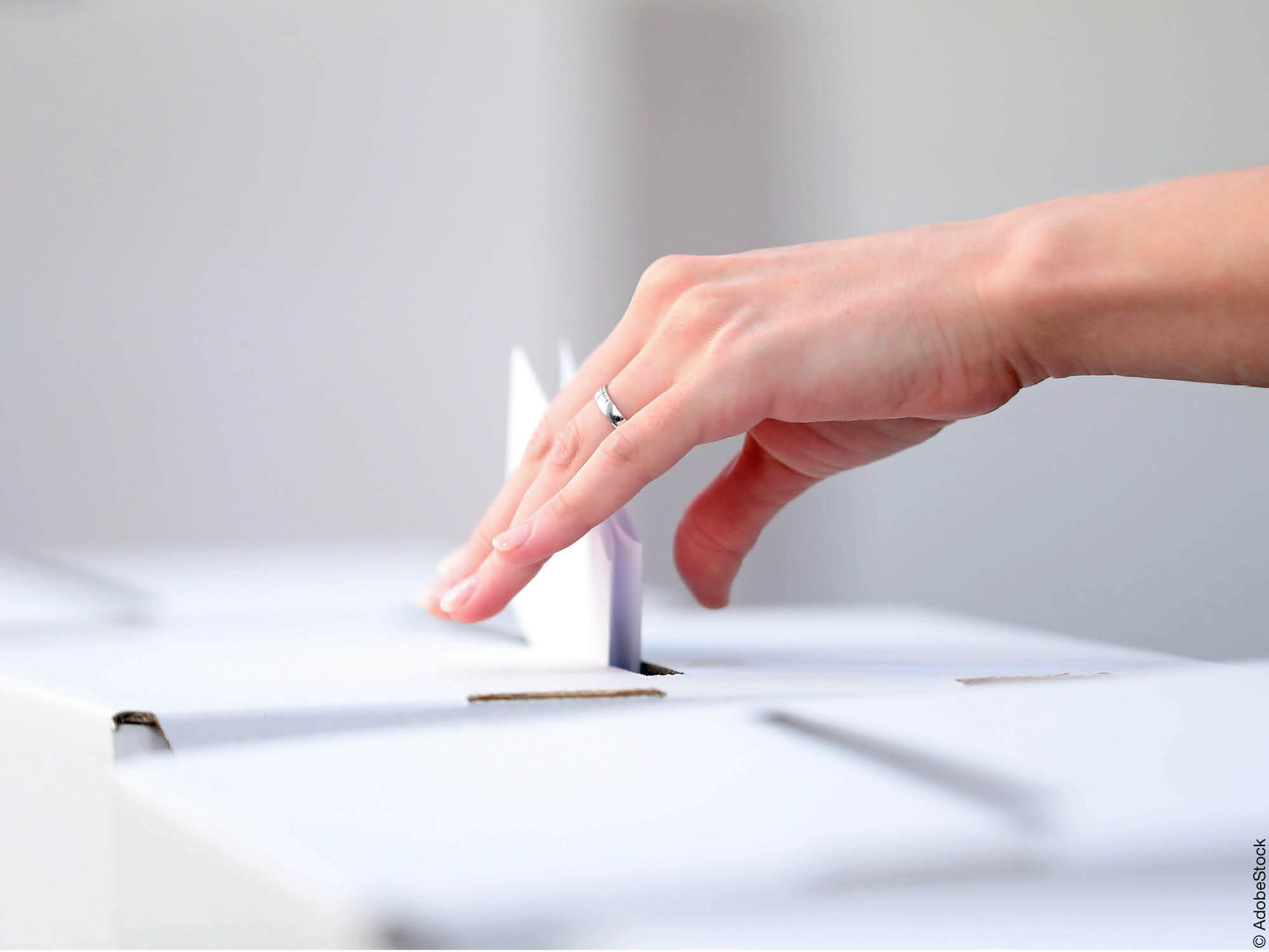 Wahlzettel wird in Wahlurne geworfen