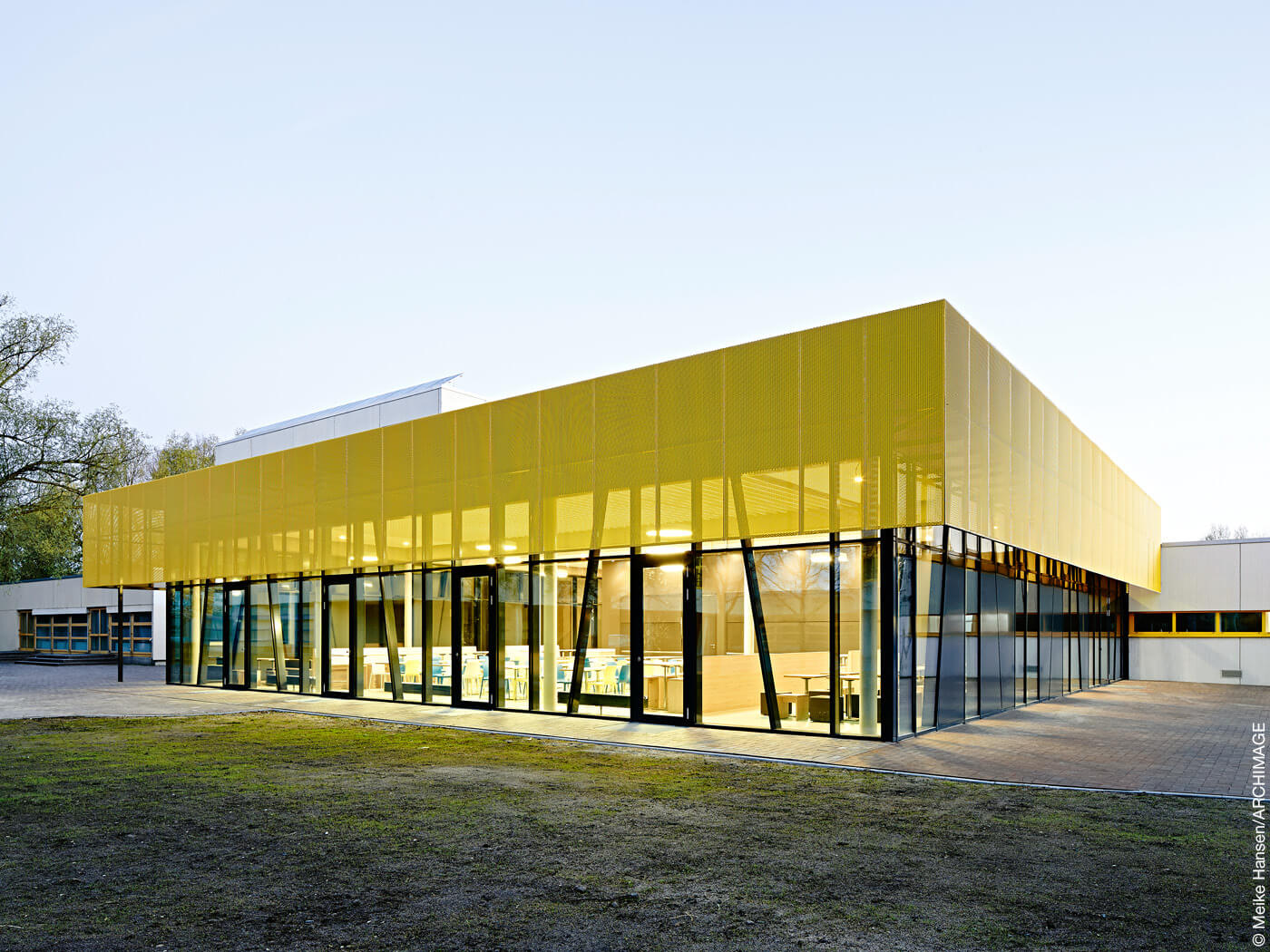 Flachbau mit Glas und gelber Fassade