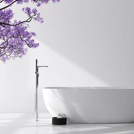 weiße Badewanne mit lila Blüten