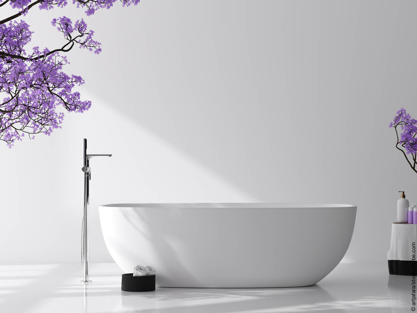 weiße Badewanne mit lila Blüten