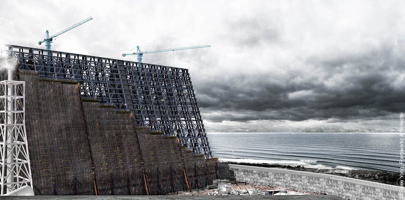 Baustelle einer Stahlkonstruktion am Meer