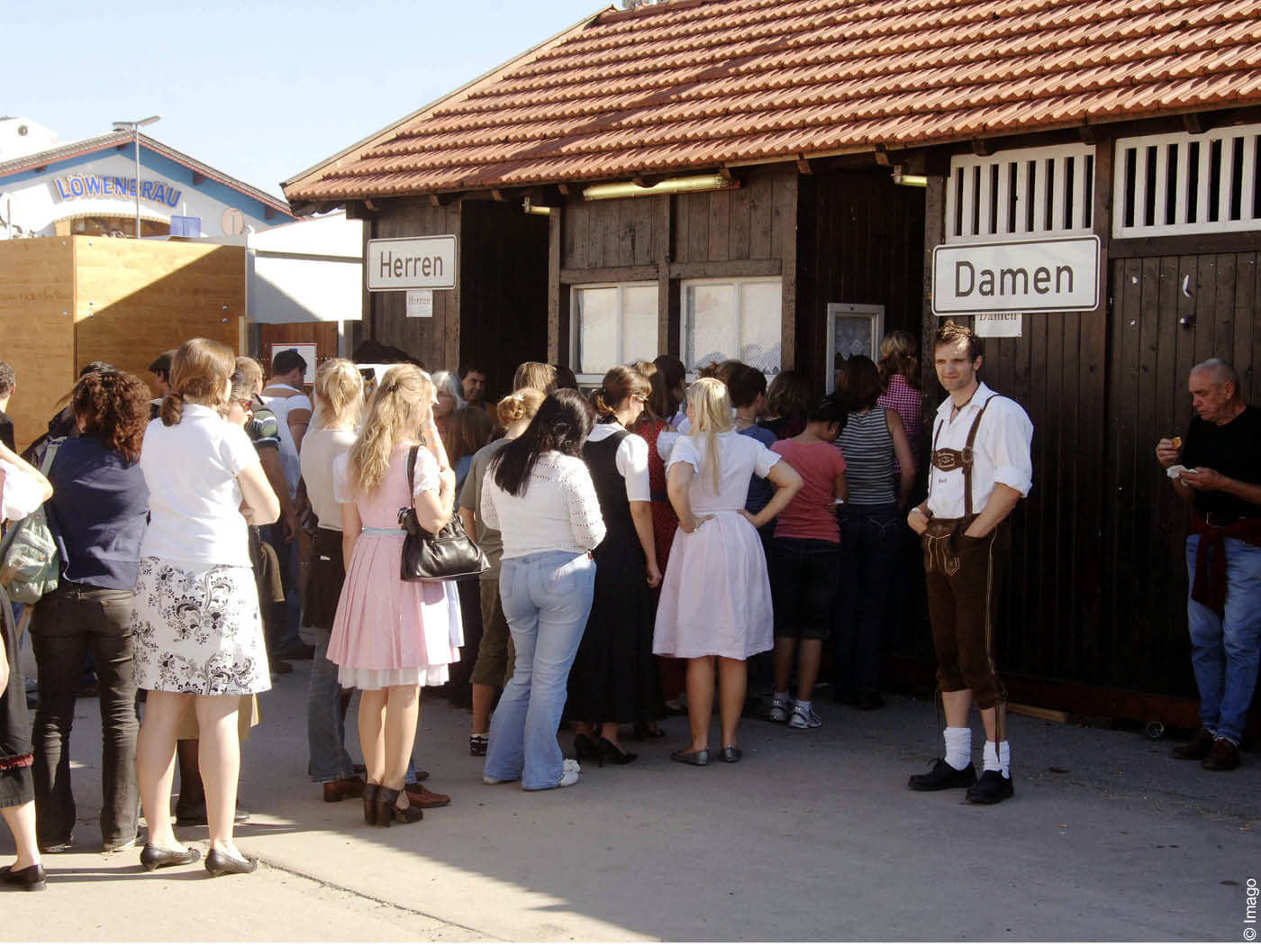 Warteschlange vor Damentoilette