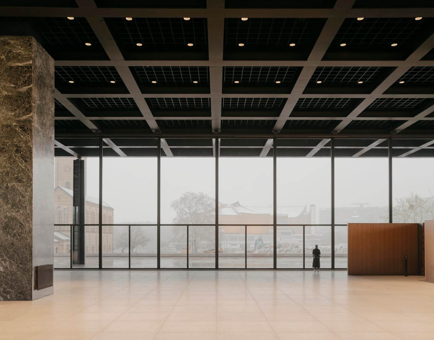 Neue Nationalgalerie Blick aus Halle nach draußen