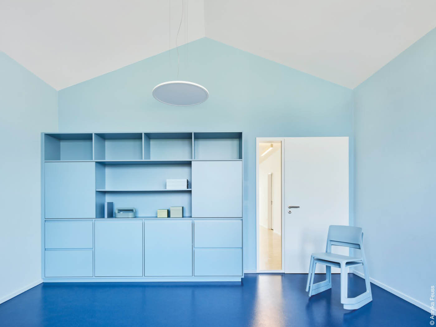 Klinik mit blauem Innenraum von Heiner Kolde, bkp