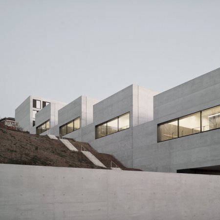 Gebäude der John Cranko Ballettschule mit Betonfassade