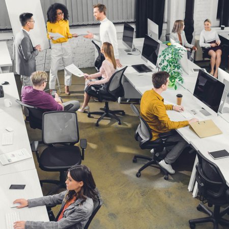 Menschen im Büro diskutieren