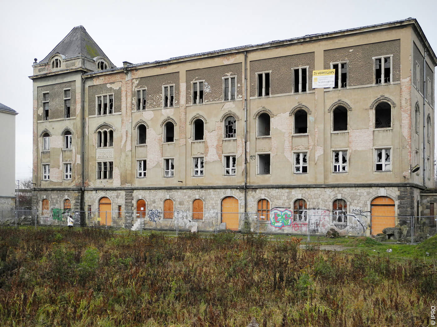 Gebäude des Forschungsstandorts in Dresden vor Sanierung