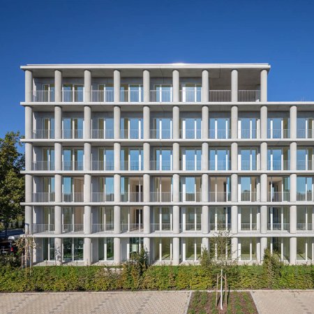 Wohnungsbau mit Betonsäulen von Fink+Jo­cher