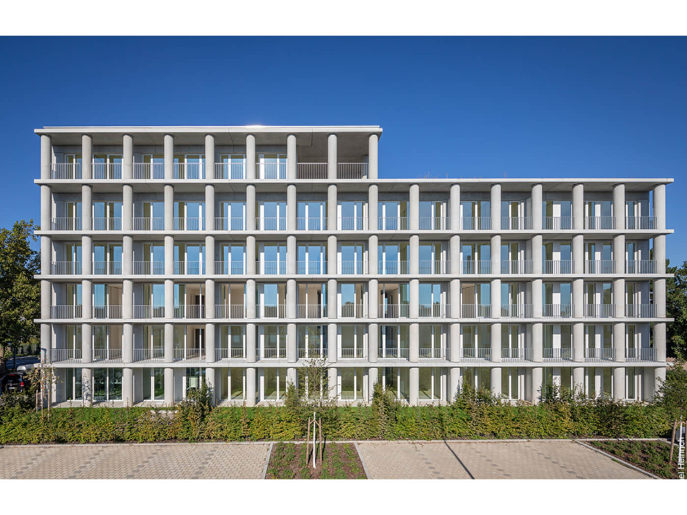 Wohnungsbau mit Betonsäulen von Fink+Jo­cher