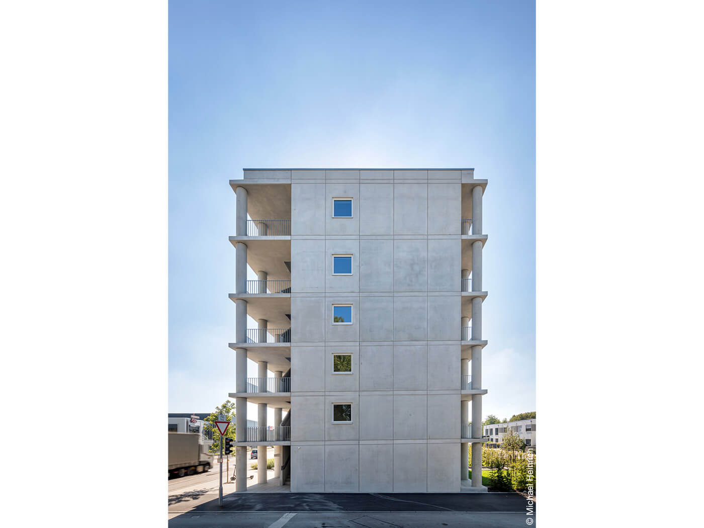 Wohnungsbau mit Betonsäulen von Fink+Jo­cher