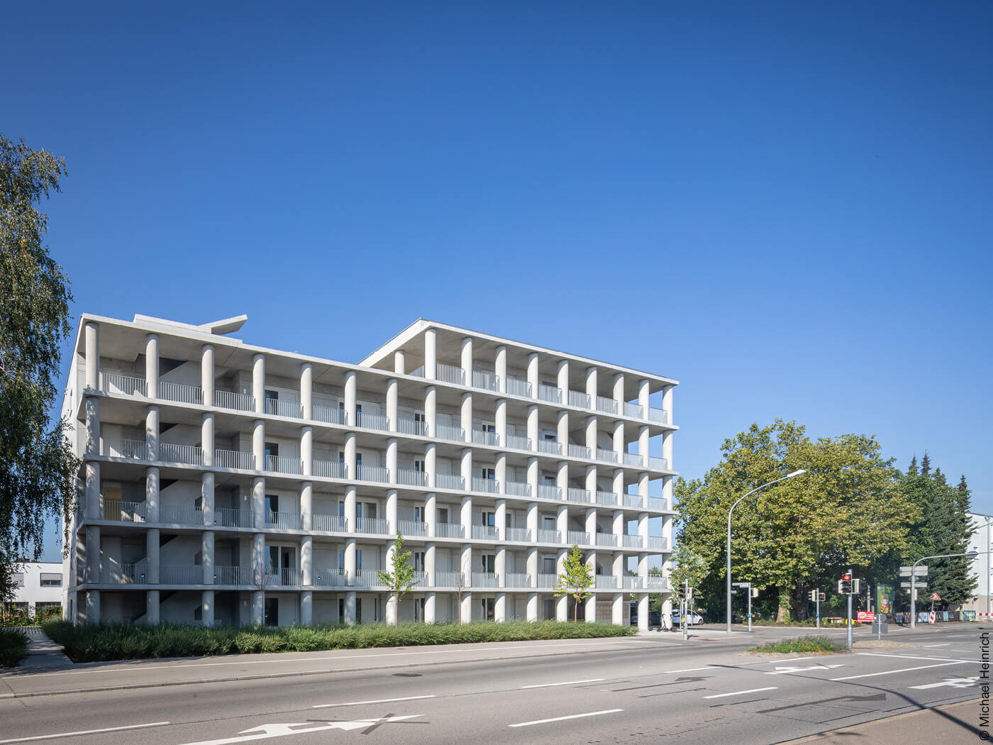 Wohnungsbau mit Betonsäulen von Fink+Jo­cher