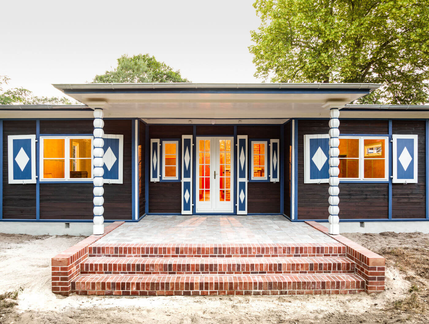 Holzhaus mit blauen Fensterläden