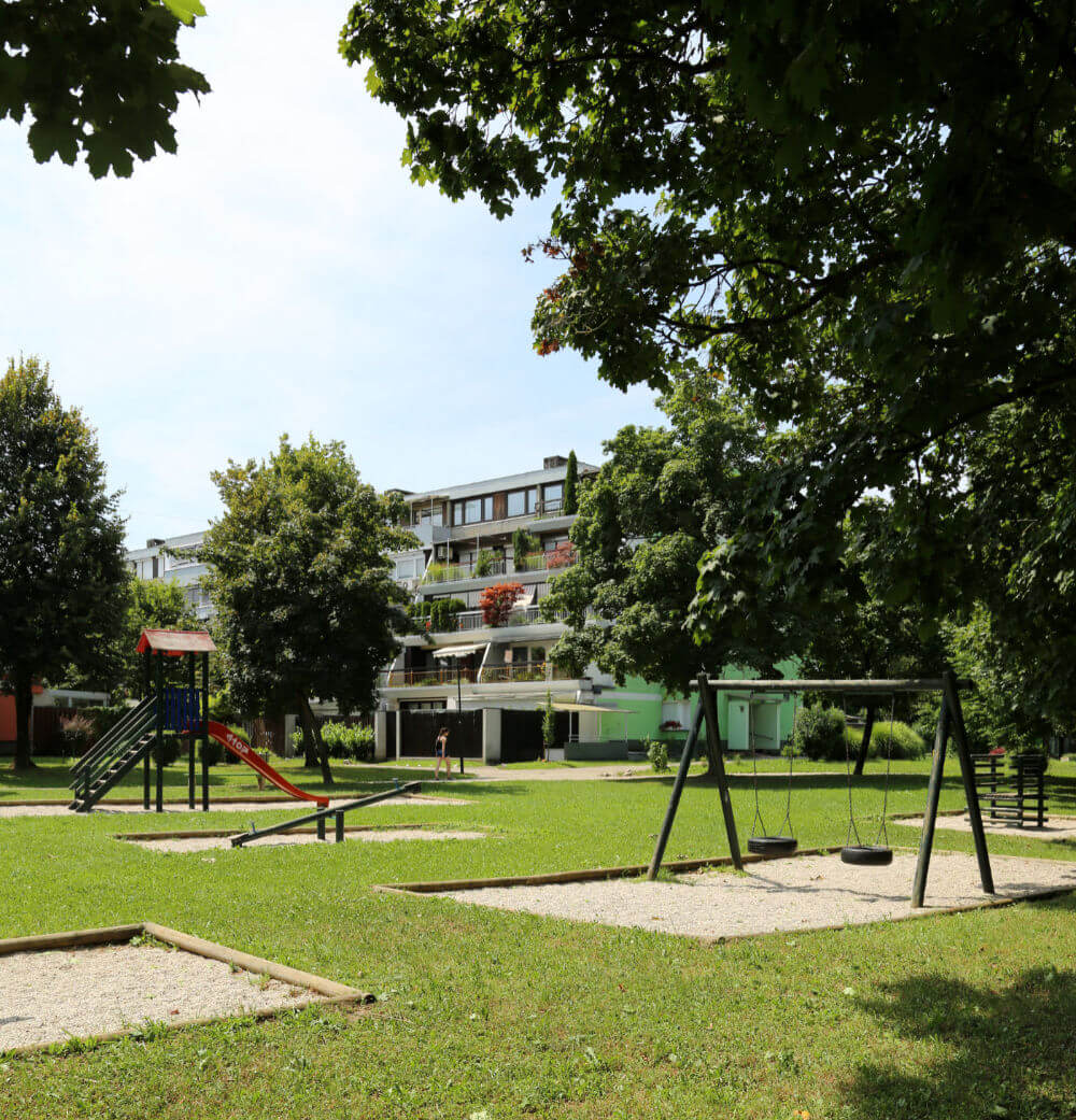 Wohnhaus mit Spielplatz