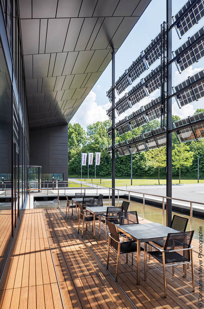 Terrasse mit Solarzellen als Sonnenschutz