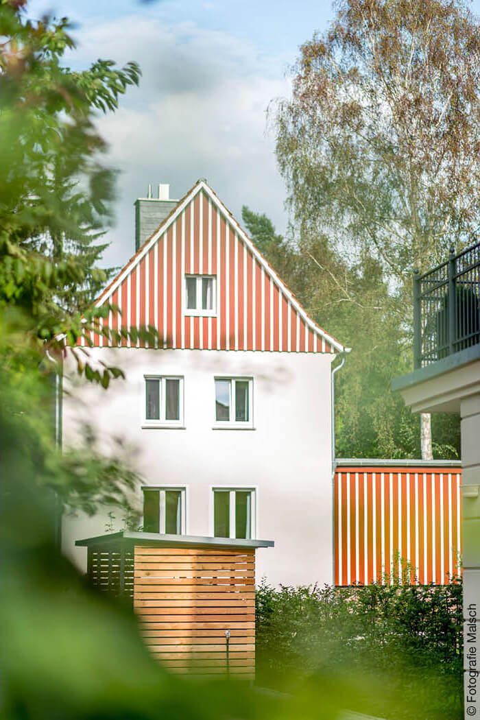 Renoviertes Haus mit Farbe am Giebel 